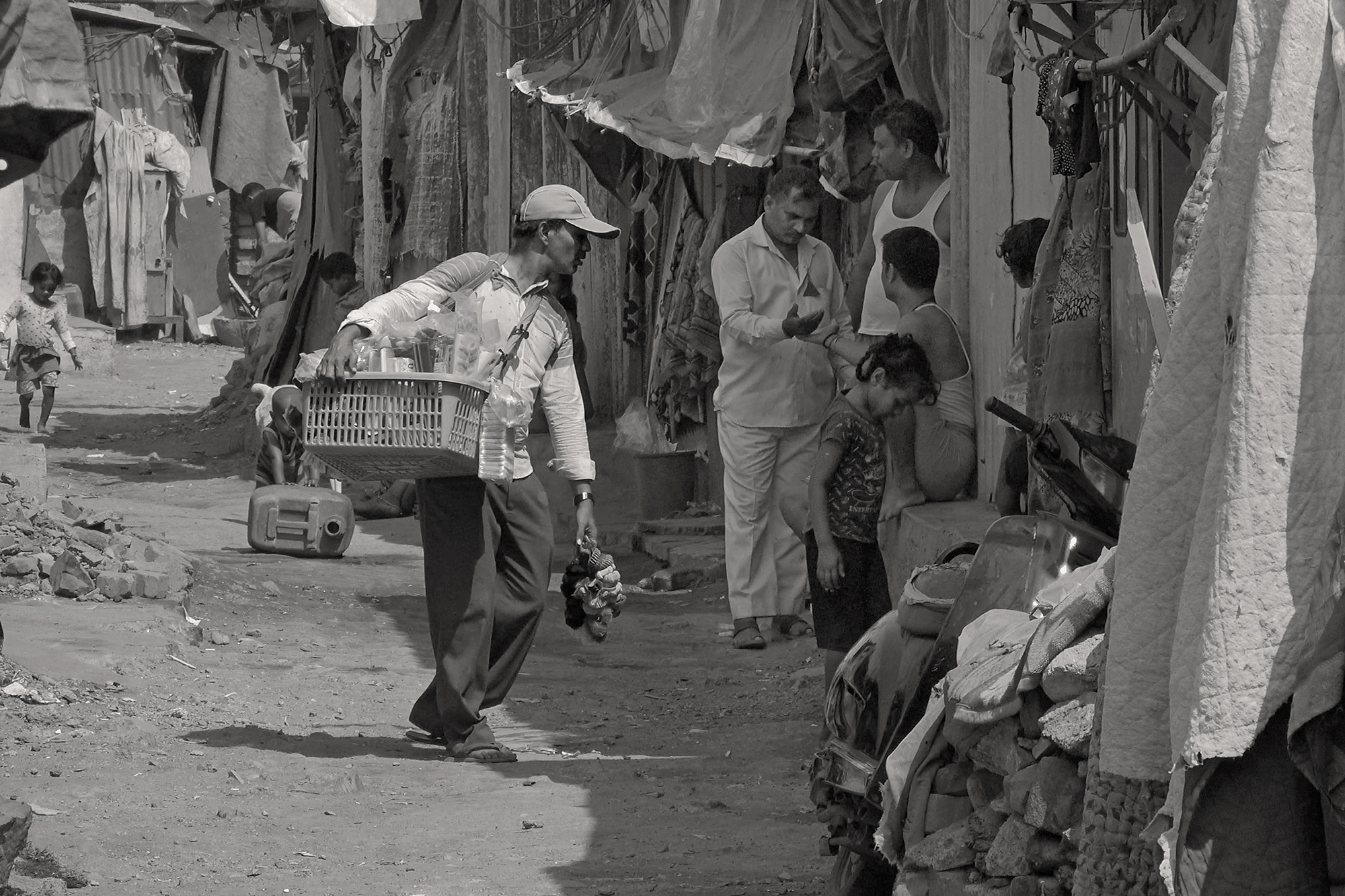 Christoph Radke, India, Mumbai, ein abulanter Verkäufer in einem Slum, 2020